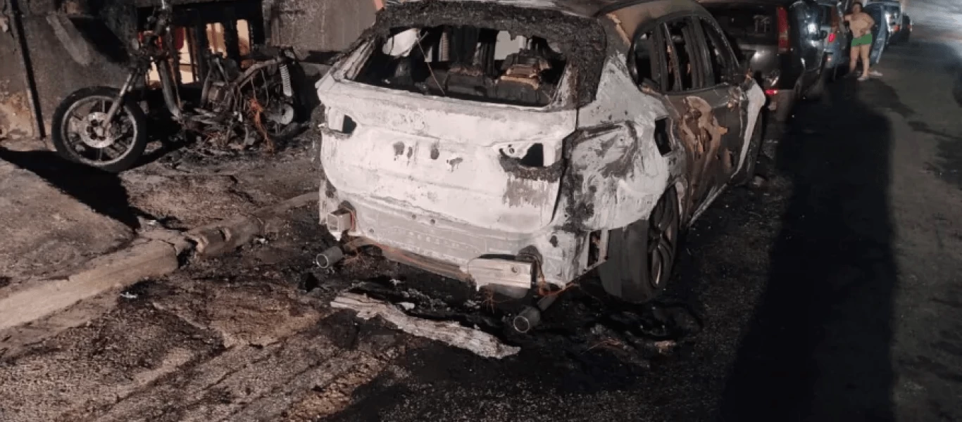 Δράμα: ΙΧ τυλίχθηκε στις φλόγες - Φθορές σε οικοδομή & άλλα δύο οχήματα (φώτο)